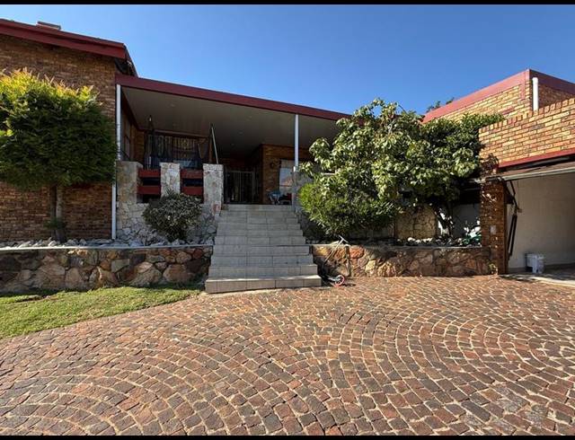4 BEDROOM HOUSE FOR SALE IN OAKDENE